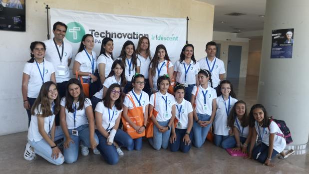 Voluntarias y voluntarios participantes en la iniciativa Technovation Challenge