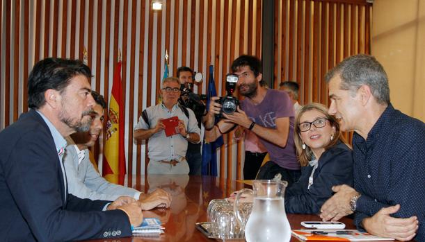 El alcalde de Alicante en funciones, Luis Barcala, y su compañero del PP, Carlos Mazón, durante la reunión con el líder de Ciudadanos en la Comunitat Valenciana, Toni Cantó y su compañera Mari Carmen Sánchez