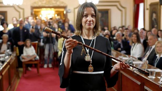 Lara Méndez posa con el bastón de mando, instantes después de ser elegida alcaldesa