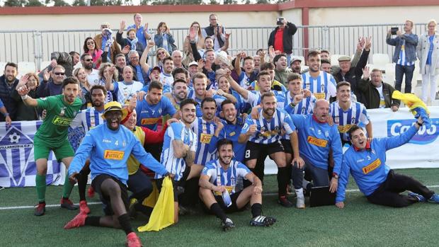 Los jugadores del Villarrubia celebran el pase a la final del «play-off» en tierras gallegas