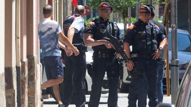 Los Mossos d'Esquadra durante un registro en Cornellà de Llobregat