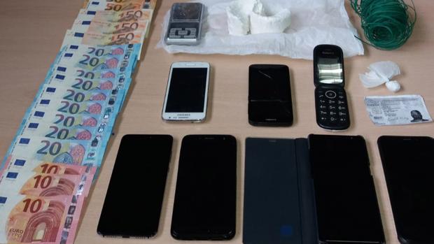 Dinero y efectos intervenidos al detenido