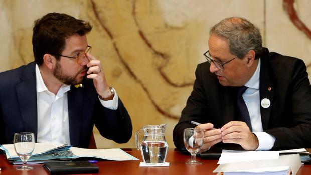 El presidente de la Generalitat, Quim Torra,acompañado por el vicepresidente Pere Aragonés