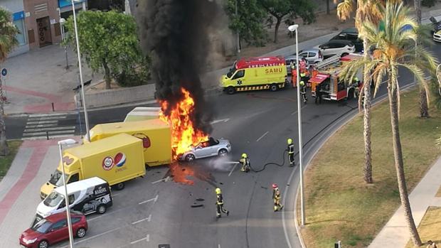 Imagen del coche tras incendiarse en la rotonda en Alicante