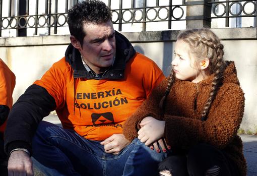 Trabajadores de Alcoa en una de las acciones en defensa de los puestos de trabajo