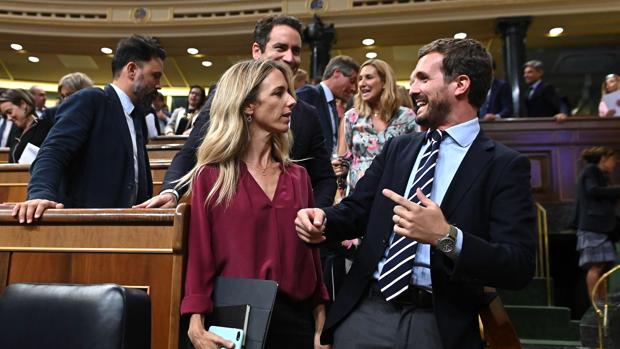 Cayetana Álvarez de Toledo y Pablo Casado, en el Congreso