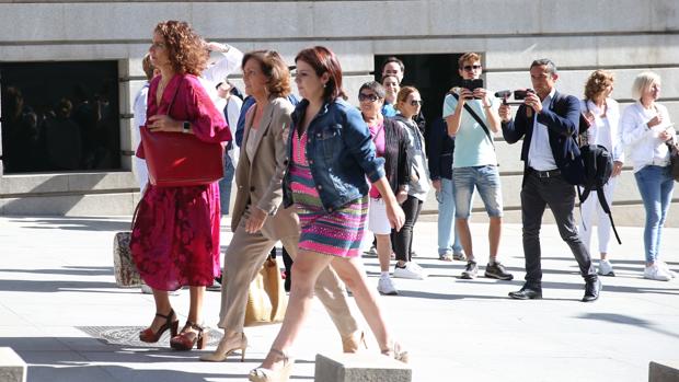 María Jesús Montero, Carmen Calvo y Adriana Lastra, equipo negociador del PSOE, ayer a su llegada a la reunión con Unidas Podemos
