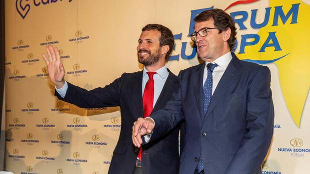 Alfonso Fernández Mañueco, junto a Pablo Casado al comienzo del desayuno informativo