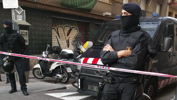 Agentes durante el desalojo de Gràcia