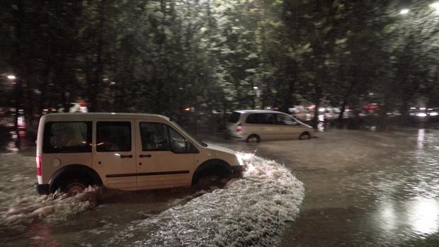 Coches bloqueados durante la tormenta en Valladolid