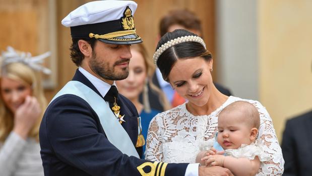 Los Príncipes Carlos Felipe y Sofía con el Príncipe Alexander de Suecia en la iglesia