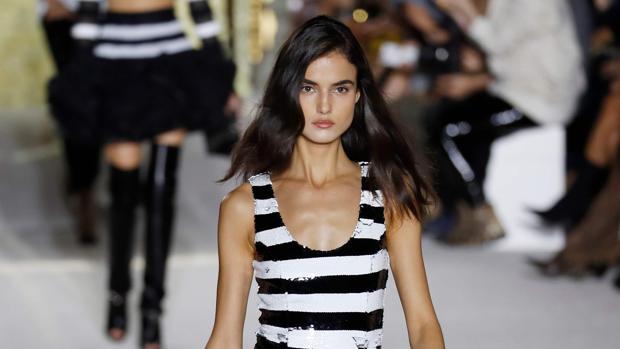 Modelo con diseño de Balmain