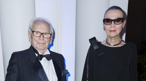 Pierre Cardin junto a su musa