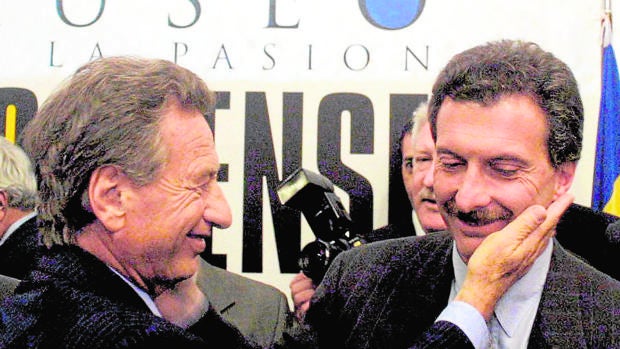 Franco Macri, a la izquierda, saluda a su hijo Mauricio en Buenos Aires, en una imagen de 2003