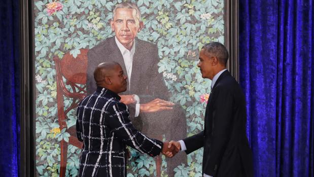 Barack Obama saluda a Wiley durante la presentación de su retrato oficial