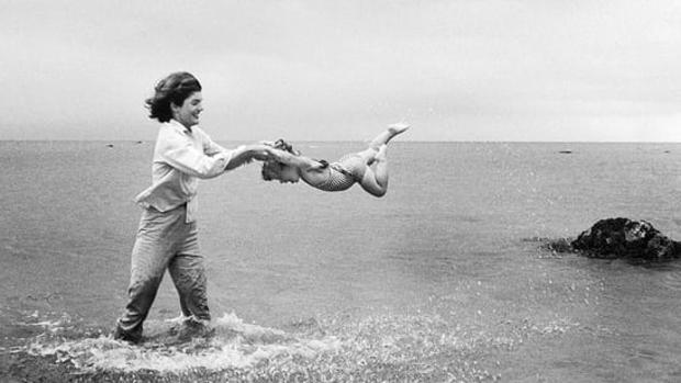 Jackie Kennedy balancea a su hija Caroline en las aguas de Hyannis Port en 1959