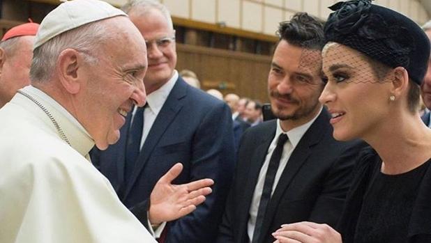 El Papa Francisco conversa con Katy Perry en presencia de orlando Bloom