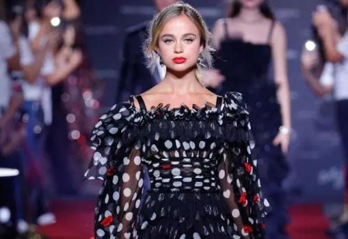Amelia Windsor desfilando para D&G