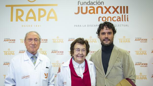 El torero Miguel Abellán, junto a los fundadores de la Fundación Juan XXIII Roncalli, Luis Arroyo y Amparo Martínez