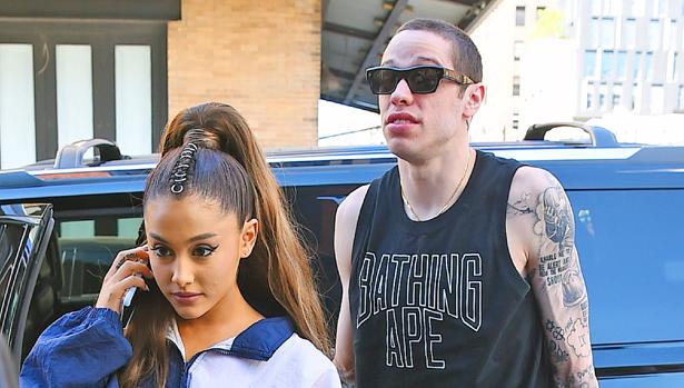 Ariana Grande junto a su ex novio Pete Davidson