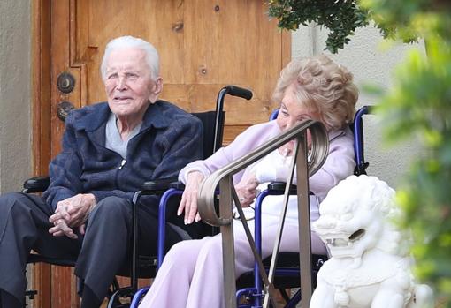 Kirk Douglas y su mujer Anne Buydens