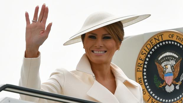 Melania Trump, en el aeropuerto de Southampton el pasado miércoles, con un sombrero tipo plato de Phillip Tracy