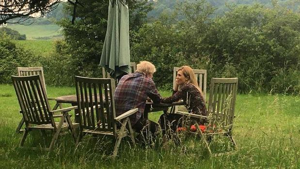 Boris Johnson y Carrie Symonds en una imagen idílica en el campo