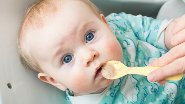 Los expertos aconsejan que los bebés consuman alimentos naturales, sin azúcares ni sal añadidos