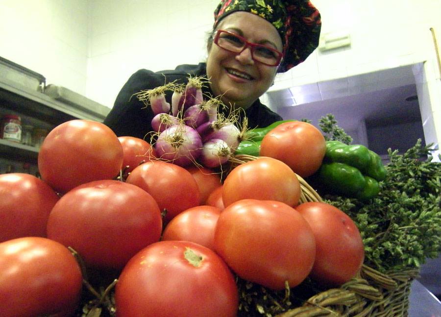 Petri Benítez muestra las excelentes verduras de la afamada huerta de Conil. | G.C.