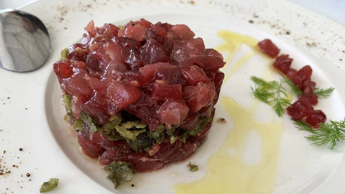 Tartar de atún rojo con crujientes de algas de estero.