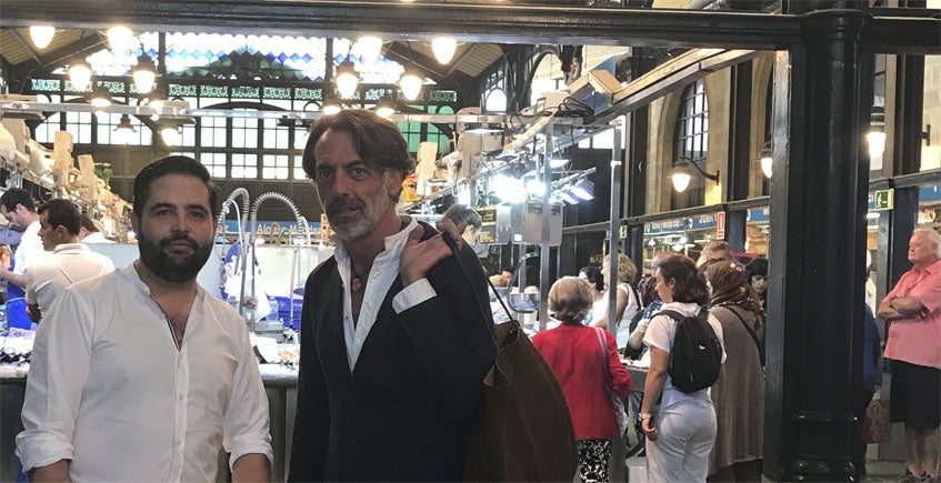 El cocinero Juan Luis Fernández junto Gaspar Sobrino en el mercado de Jerez.