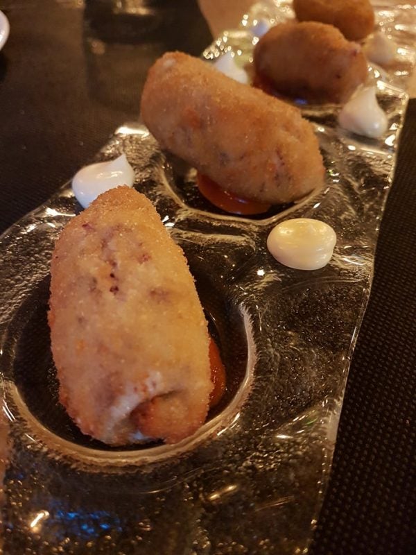 Las croquetas, las patatas bravas y la ensaladilla, son las tapas clásicas del bistro bar jerezano. | GURMÉ CÁDIZ