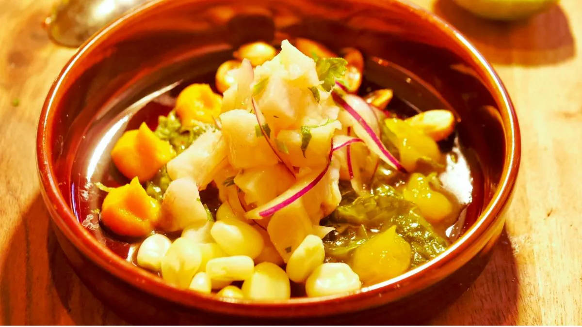 Ceviche de Corvina con boniato, choclo frito, algas y confitura de mango | Foto: Cadizfood