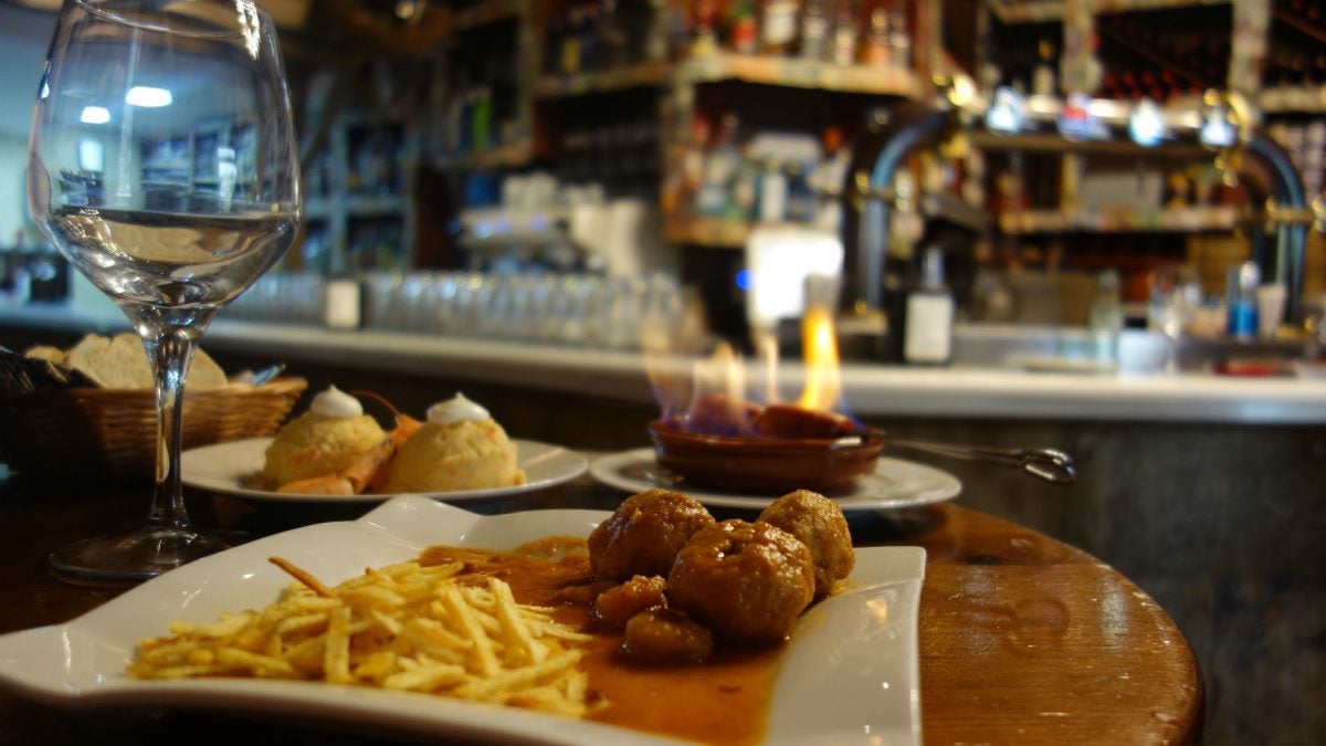 Tapa de albóndigas y choricito a la llama en La Barrica