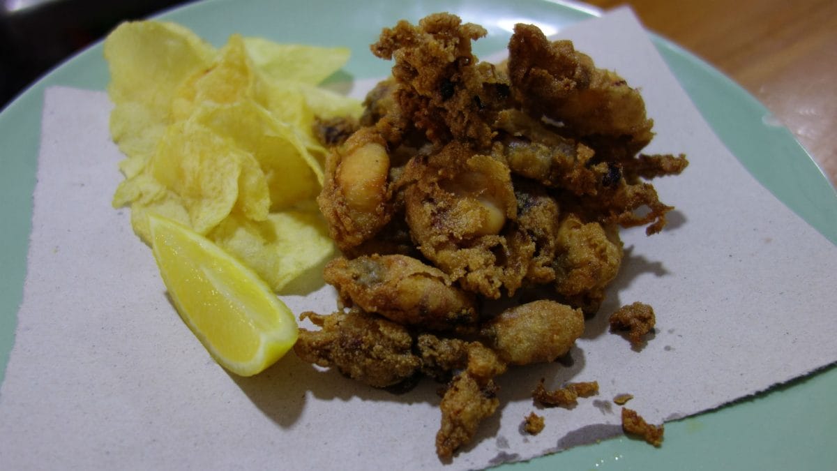 El pescaito frito sigue siendo protagonista en El Balneario. En la imagen un plato de puntillitas