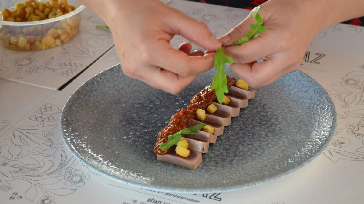 El tataki de atún homenajea al tradicional atún en tomate