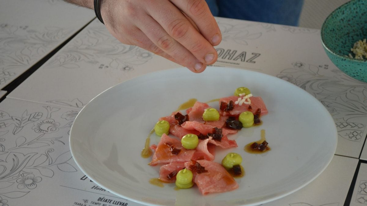 El plato va rematado con arroz inflado como guiño al nigiri