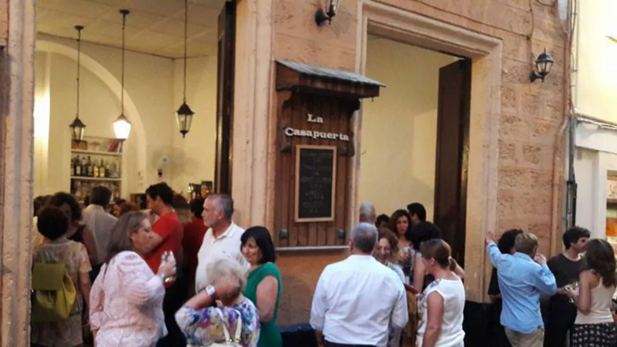 El bar La Casapuerta se ubica en el número 40 de la calle Sagasta en Cádiz