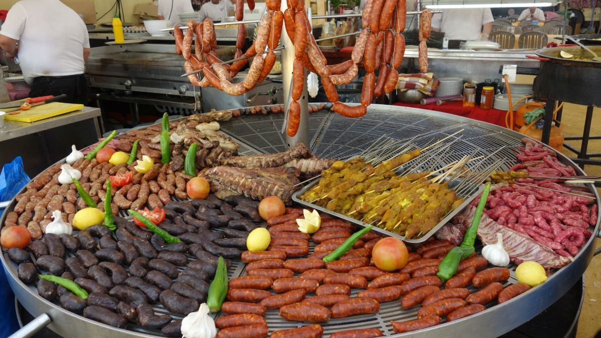 Esta parrilla puede asar 100 kilos de carne a la vez