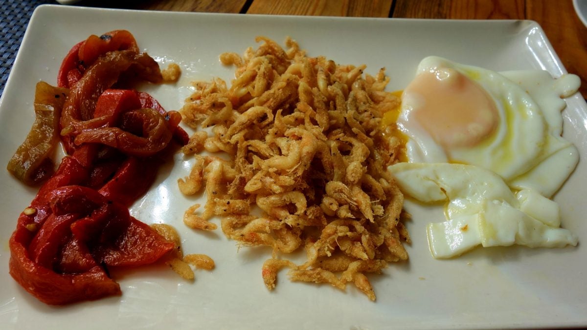 Camarones fritos con huevos de campo, uno de sus platos estrella