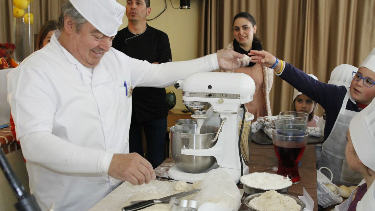 El panadero les enseña a hacer pan artesano