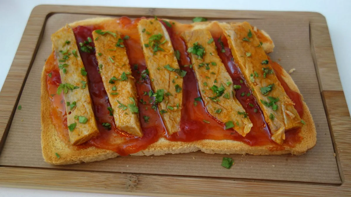 Tosta de ventresca de atún en escabeche con compota de tomate