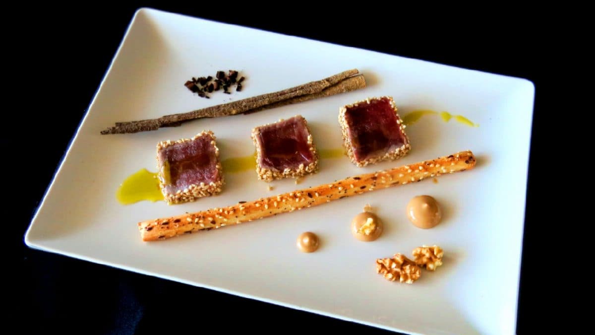 Tataki de atún al regaliz y la vainilla con mahonesa de nueces del restaurante Cifu