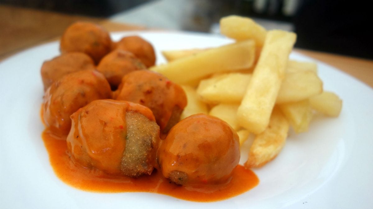 Albóndigas de chocos y gambas con salsa de pimientos rojos