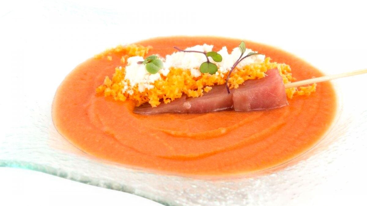 Salmorejo con migas de chicharrones de atún y polvo de aceite de oliva virgen extra