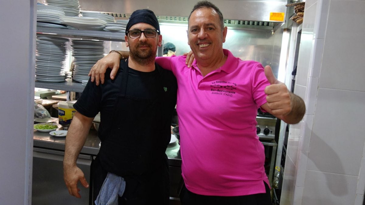 Antonio Cardoso (dcha), junto al jefe de cocina Raúl Sánchez