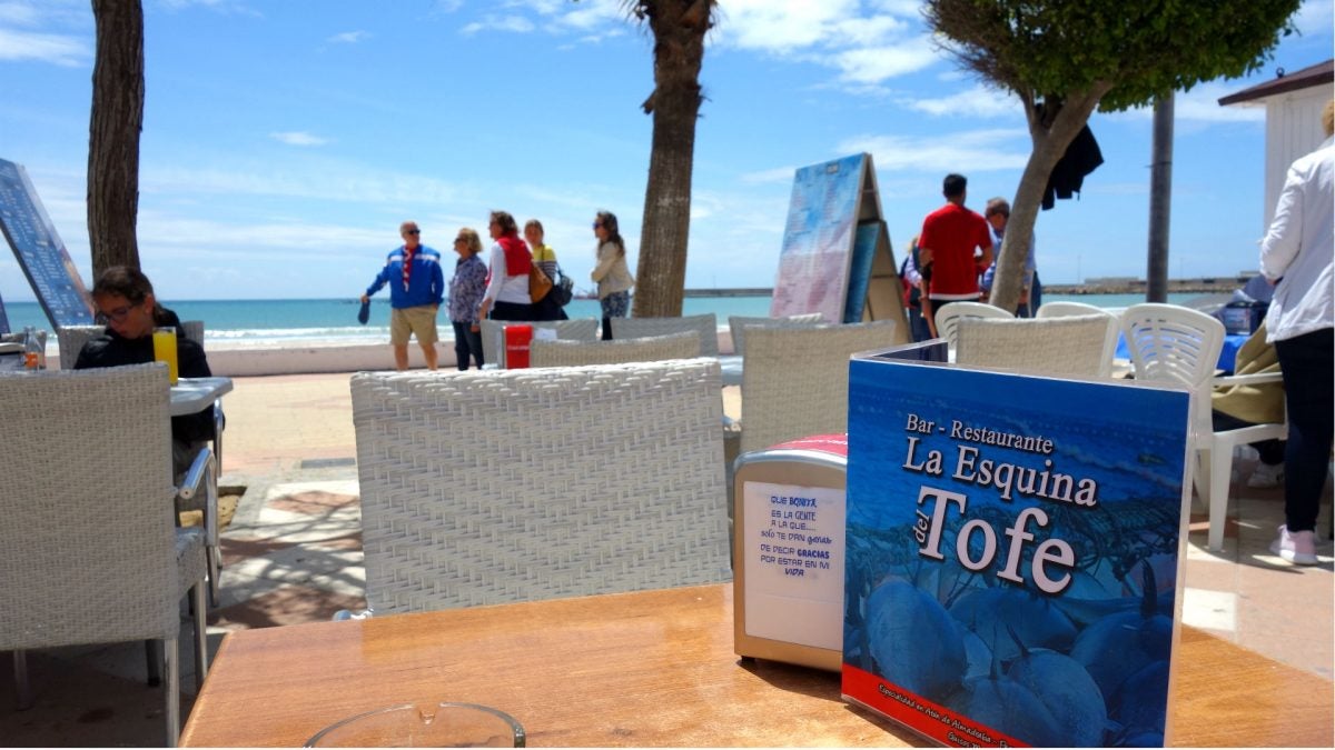 Su amplia terraza se ubica en primera línea de playa