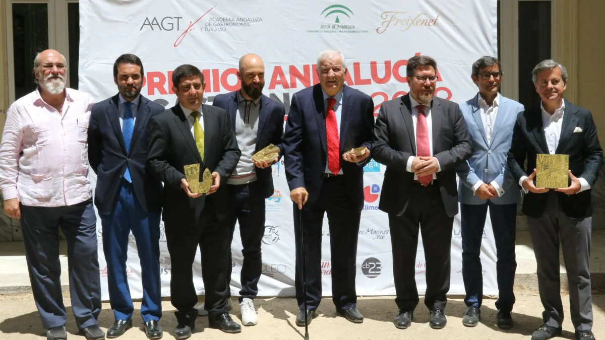Los premiados junto a miembros de la Academia Andaluza de Gastronomía y Turismo