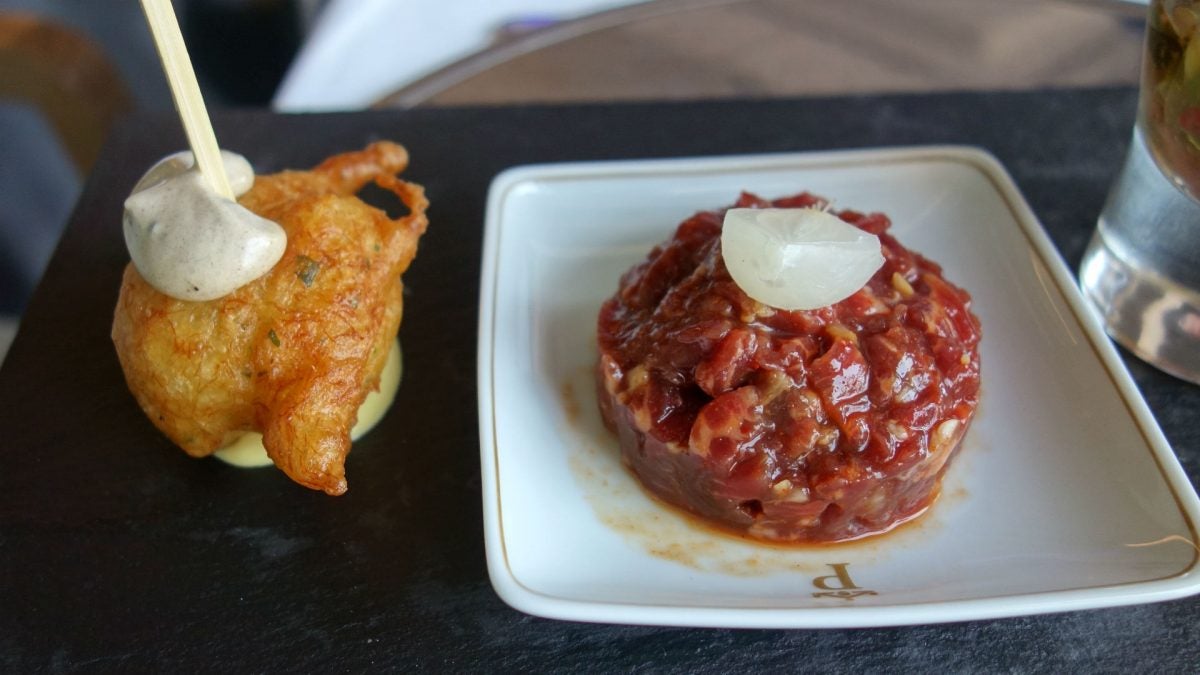 Buñuelo de bacalao y steak tartare de solomillp