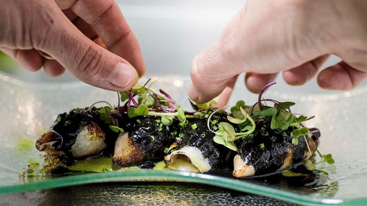 Chipirones rellenos con curry verde y tinta de calamar, una de sus especialidades.